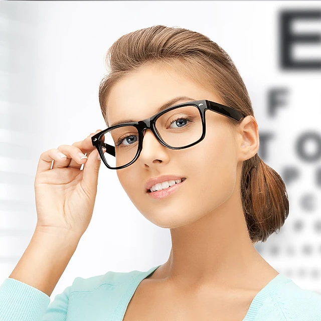 mujer posando con gafas puestas